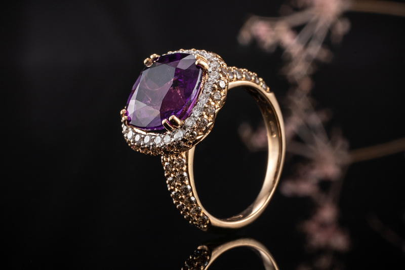 Farbintensiver Amethyst CocktailRing Ring mit Diamanten in 750er Rotgold 