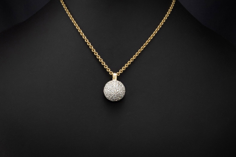 Runder Anhänger mit Diamanten feine Goldschmiedearbeit in 585er Gelbgold 