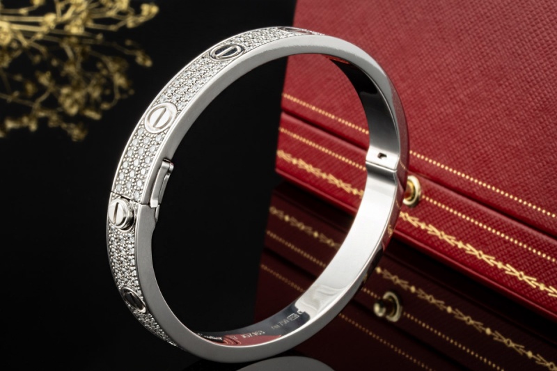 Cartier Love Armreif Klassisch Diamanten Ausgefasst in Weißgold Full Set 