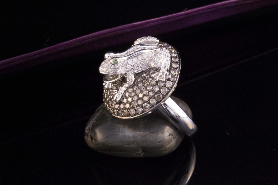 Frosch Ring mit Diamanten weiß braun und Tsavorit in 750er Weißgold 