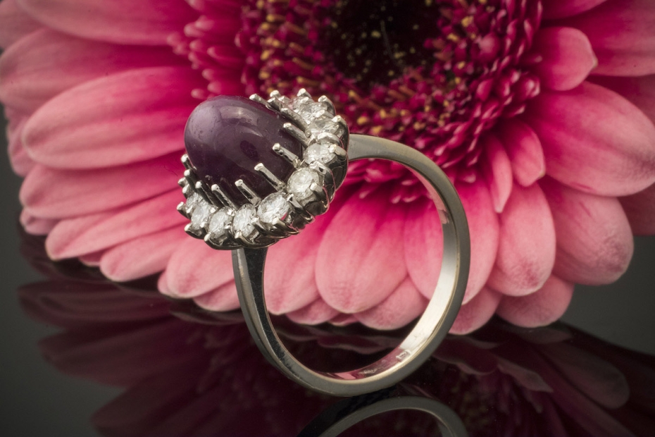 Sternrubin Ring mit Brillanten klassische Form in 750er Weißgold 