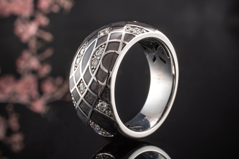 Leo Wittwer Ring mit Emaille Grau und Diamanten Brillanten Weißgold 750 
