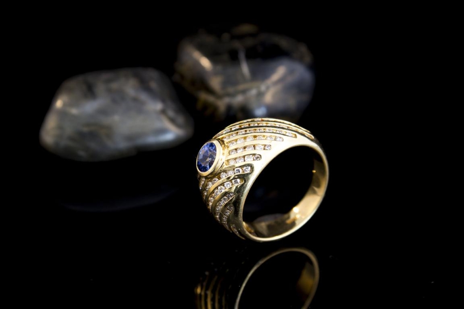 Hans Dieter Krieger Saphir Ring 750er Gold mit mehr als 100 Brillanten 