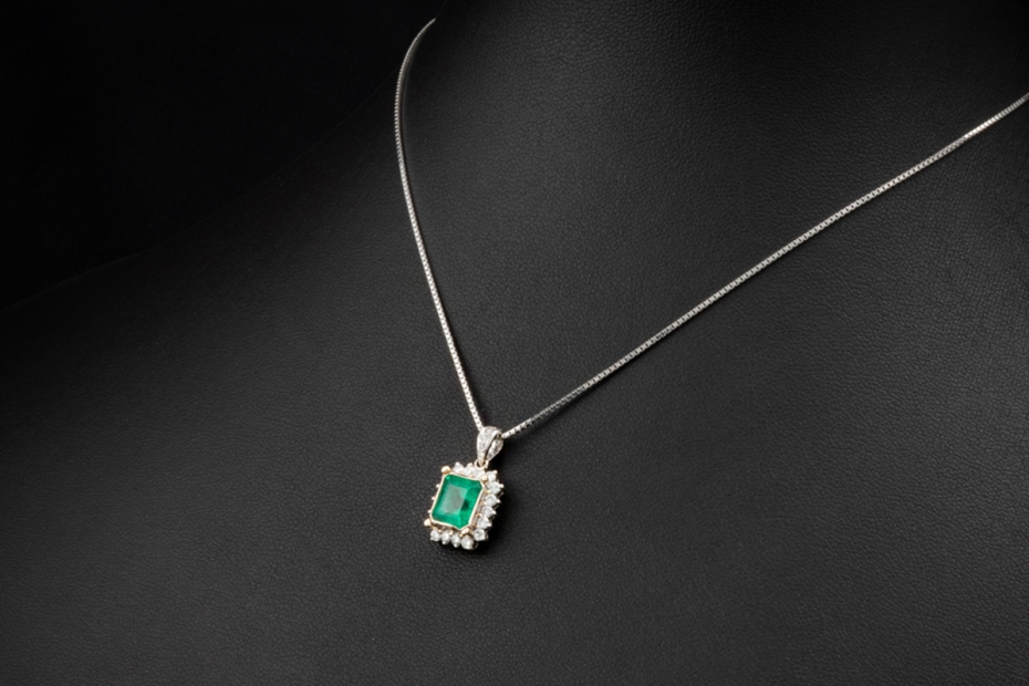Antikes Collier Kette Anhänger mit Smaragd und Diamanten in Weißgold 750 
