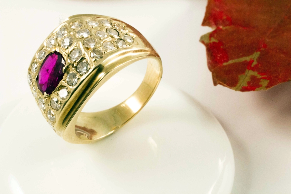Rubin Ring Handarbeit mit Diamanten in 750er Gelbgold 