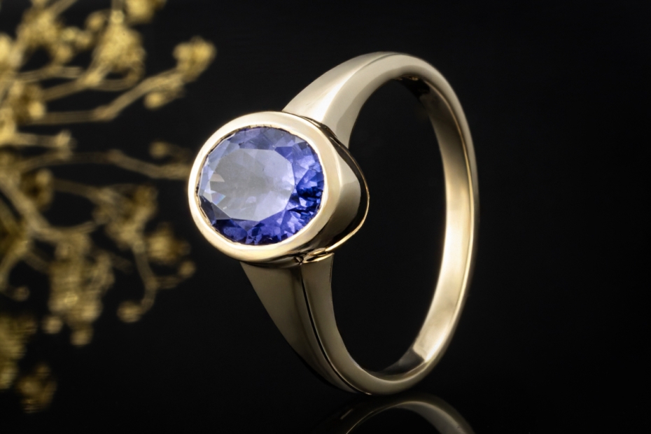 Stilvoller Designer Ring mit Tansanit im Ovalschliff in Gelbgold Arbeit 