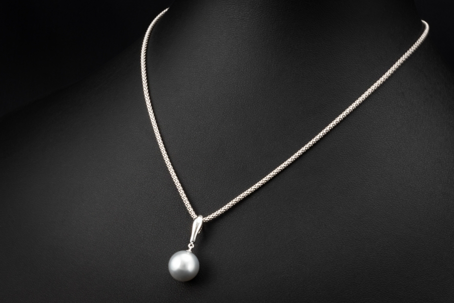 Südsee Perlencollier mit anschmiegsamer Seidenkordel in 750er Weißgold 