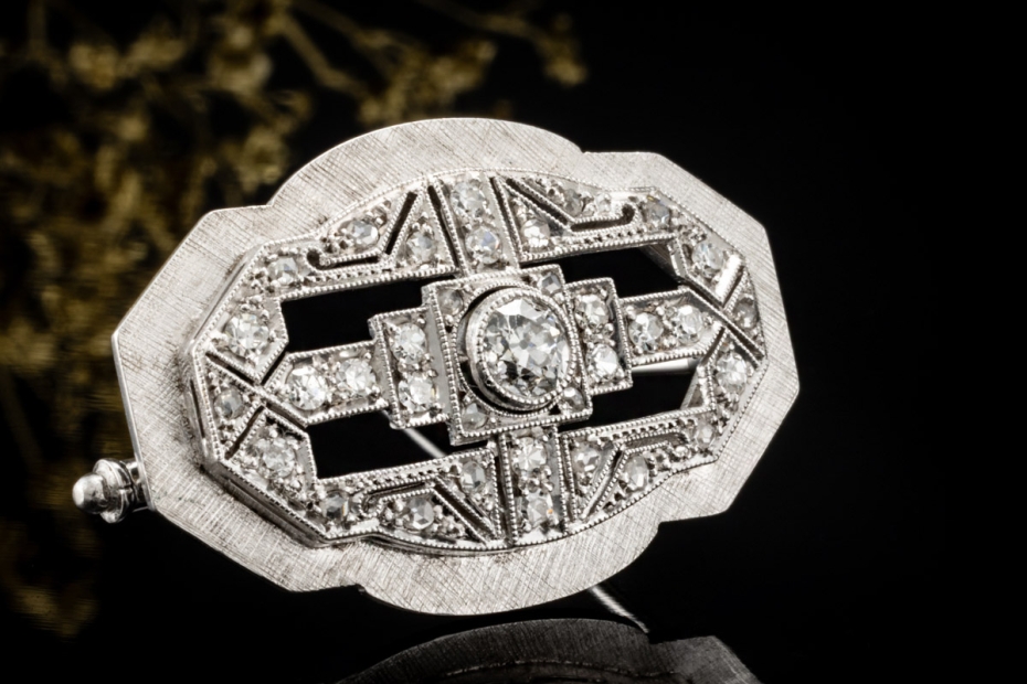 Antike Art Déco Brosche Ovale Nadel mit Altschliff Diamanten in Weißgold 