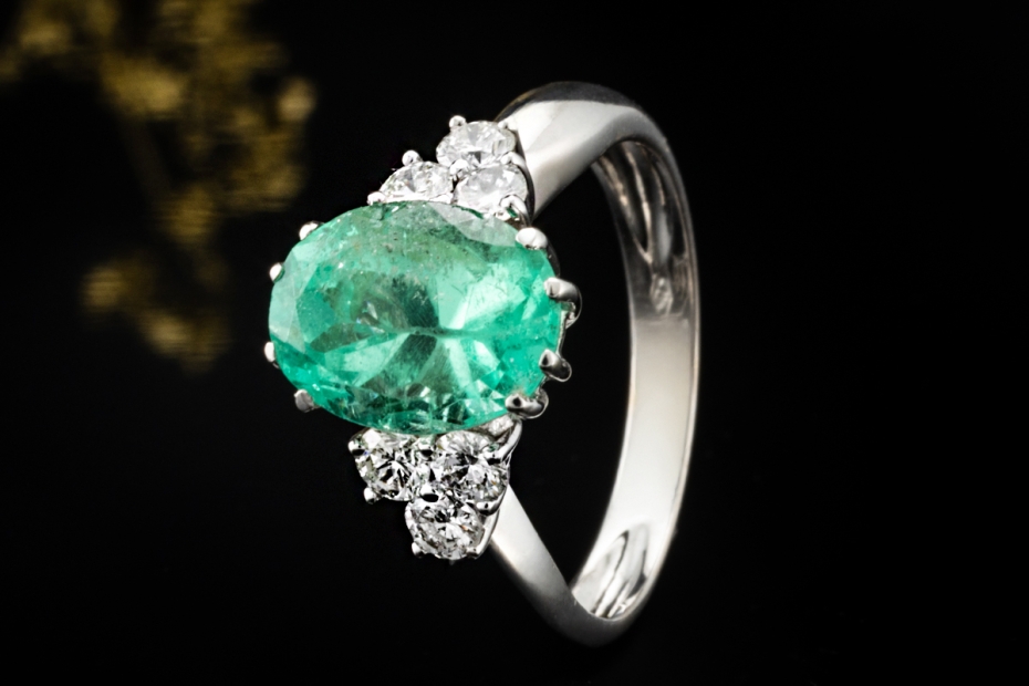 Smaragd Ring im Ovalschliff mit Diamanten Handarbeit in 750er Weißgold 