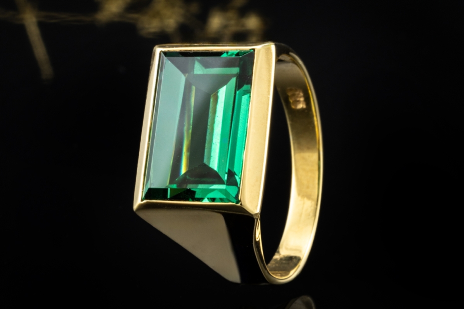 Ring mit natürlichem Spinell Treppenschliff rechteckig in 585er Gelbgold 