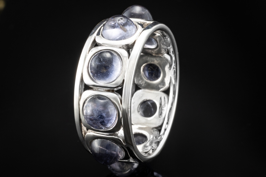 Memoire Ring mit Cabochon Iolith Goldschmiedearbeit in 750er Weißgold 