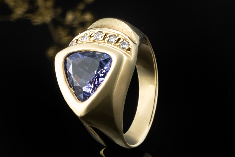 Ring mit Tansanit Dreieckig mit Diamanten in Gelbgold Goldschmiedearbeit 