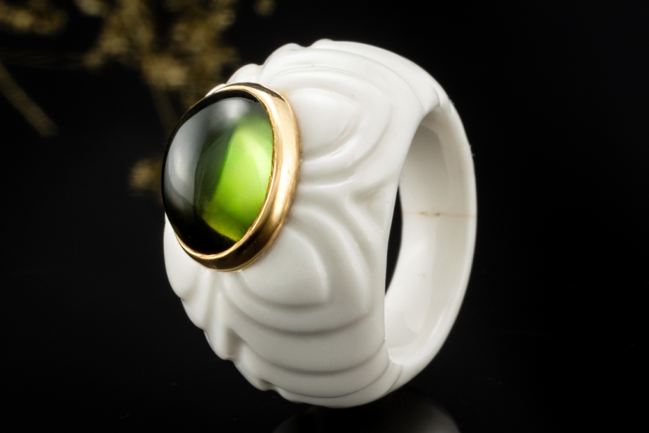 BVLGARI Ring Chandra mit grünem Turmalin Gelbgold 750 und weiße Keramik 
