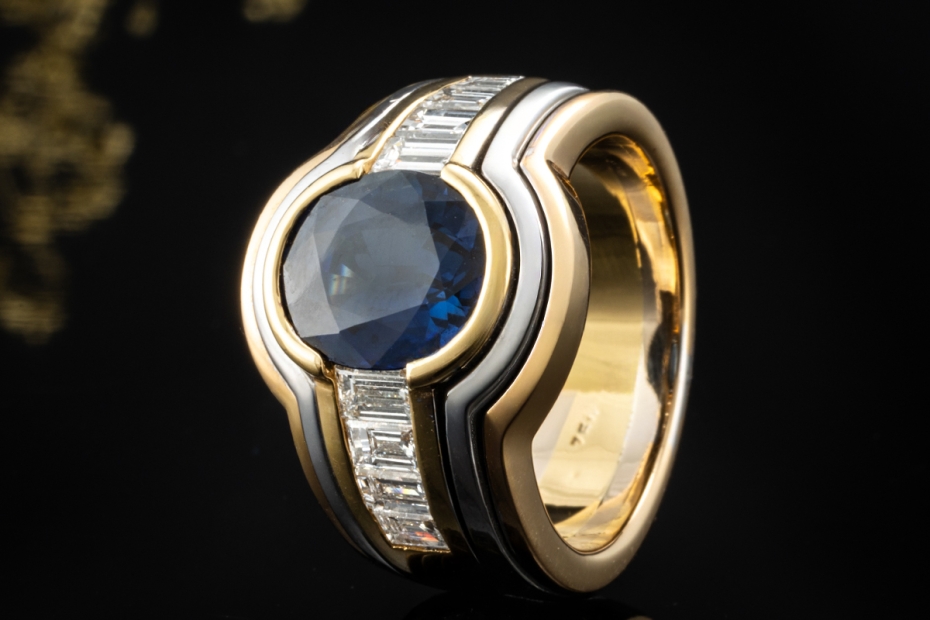 Ring mit Saphir und Diamanten im Baguetteschliff in 750er Gold Tricolor 