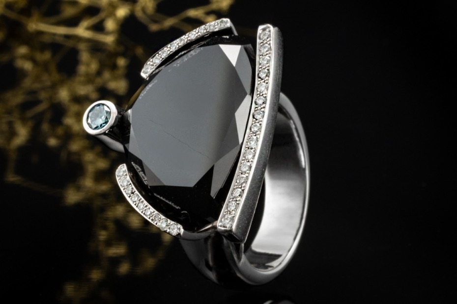Ring Schwarzer Diamant mit 12 Carat Designer Handarbeit in Weißgold 750 