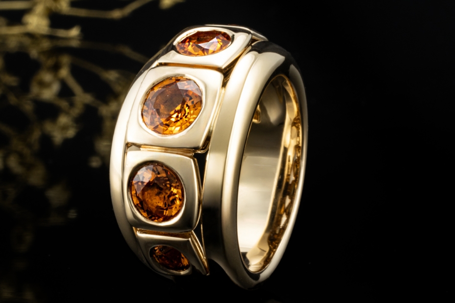 A. Odenwald Ring mit Orange Saphir massiv gefertigt in 750er Gelbgold 