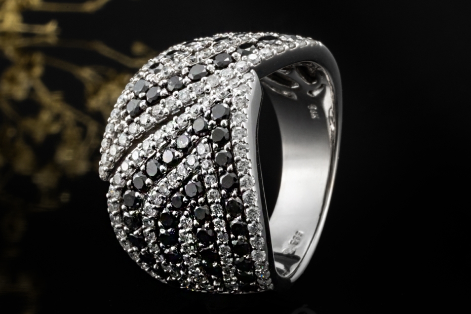 Eleganter Weißgold Ring mit Diamanten Schwarz und Weiß im Wellendesign 