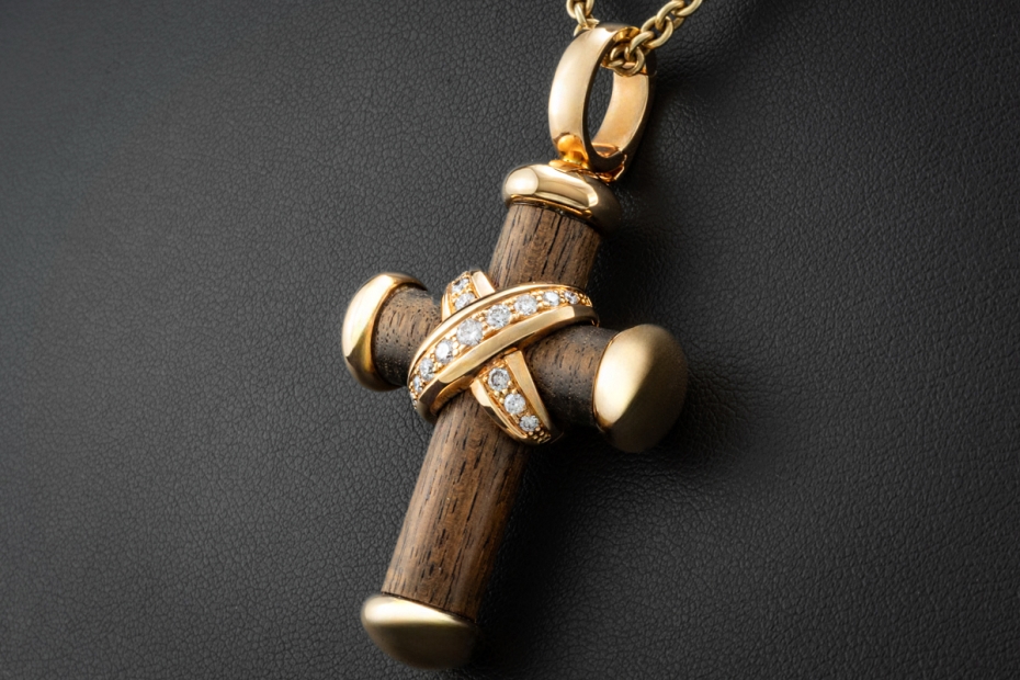 Leo Wittwer Kreuz Anhänger mit Diamanten und Holzarbeit in Roségold 750 