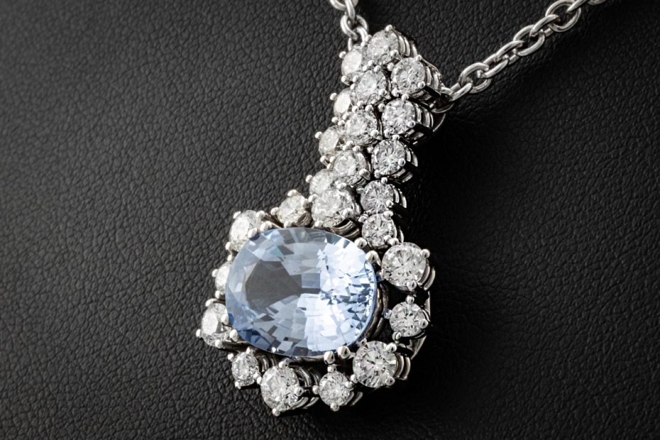 Saphir Anhänger mit Diamanten Bewegliche Handarbeit in 750er Weißgold 