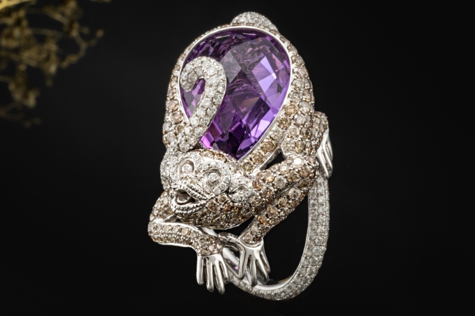 Fröhlicher Affenring mit Lila Amethyst und Diamanten in 750er Weißgold 