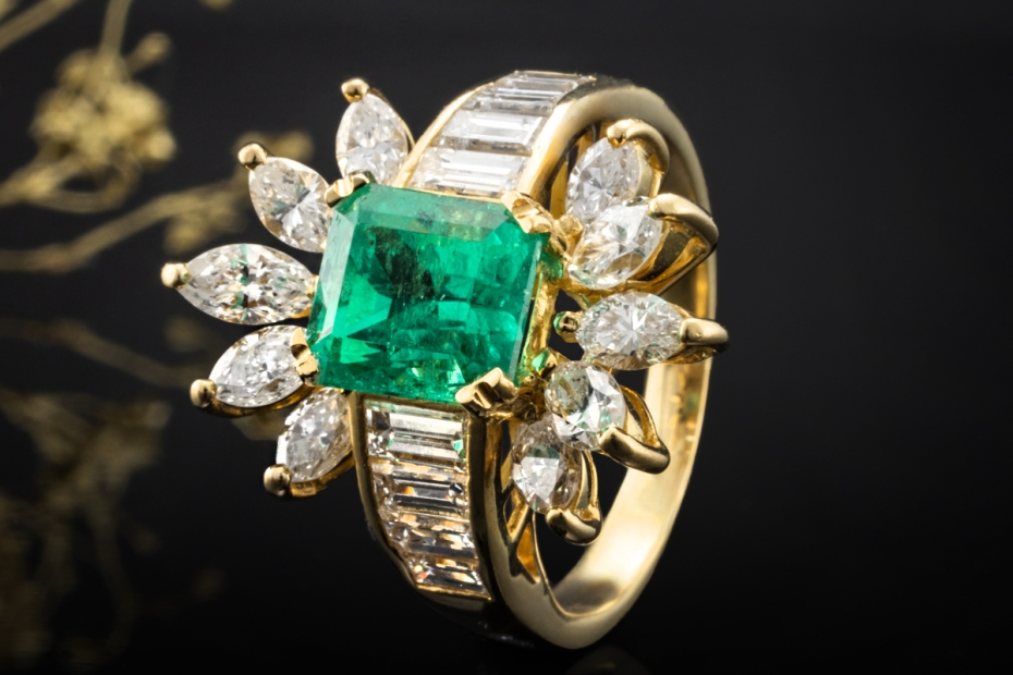 Ring im Sunburst Design Smaragd und Diamanten in Gelbgold 750 Handarbeit 