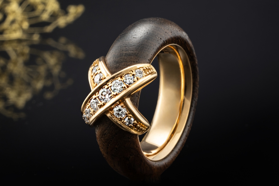 Leo Wittwer Ring Kreuz X Holzarbeit mit Diamanten in 750er Roségold 