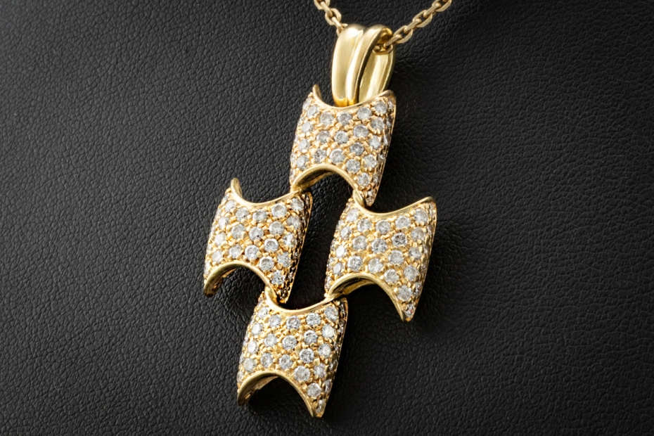 Victor Mayer Anhänger im Kreuz Design mit Diamanten in 750er Gelbgold 