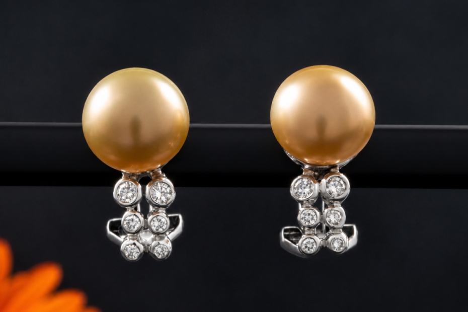Goldige Südsee Perlen Ohrringe mit Diamanten in Weißgold 750 Ohrstecker 
