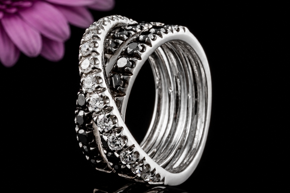 Hollfelder Crossover Ring Schwarze und weiße Diamanten in 750er Weißgold 