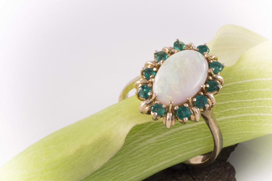 Kreatives Ringdesign Ring mit Opal und Smaragd in 585er Gold 