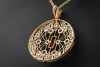 Großer runder Art déco Anhänger mit Diamanten und Rubin in Gelbgold 750 