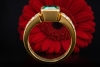Klassischer Ring mit farbintensivem Smaragd und Diamanten in 750er Gold 