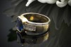 Farbintensiver Saphir Ring mit Baguette Diamanten in 750er Gold Bicolor Gelbgold Weißgold 
