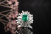 Traum Smaragd Ring Goldschmiedearbeit mit Trapez Diamanten Weißgold 750 