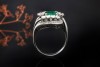 Goldschmiedearbeit Ring Smaragd rechteckig und Diamanten in Weißgold 585 