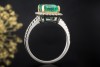 Ring Smaragd Emerald Cut gefasst in Gold mit Diamanten in 750er Weißgold 