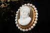 Antiker Klassiker Kamee-Brosche aus Achat mit Perlen in 585er Gelbgold 