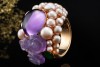 MIMÍ Cocktail Ring Blumen mit Amethyst Perlen und Jade in 750er Roségold 