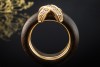 Leo Wittwer Ring Kreuz X Holzarbeit mit Diamanten in 750er Roségold 