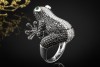 Frosch Designer Ring mit schwarzen und weißen Diamanten in Weißgold 750 