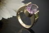 Facettierter Amethyst in verspieltem 375er Gelbgold Ring mit Peridot 