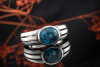 Ring mit blauem Zirkon facettiert in massiver 950er Platin Ringschiene 