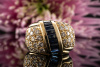 Breiter Gelbgold Ring mit Brillanten und Baguette Saphir in 750er Gold 