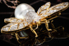 Fliege Brosche Nadel mit Perle Diamanten Brillanten Rubin 750er Gelbgold 