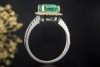 Ring Smaragd Emerald Cut gefasst in Gold mit Diamanten in 750er Weißgold 