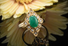 Kunstvoller Smaragd Ring Cabochon in 585er Gold mit feurigen Brillanten 
