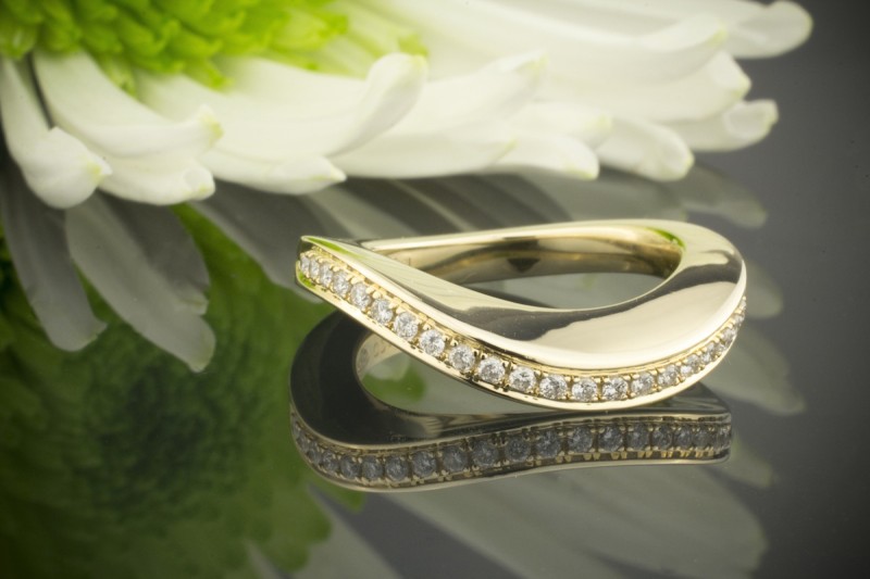 Hoher Ring mit schwungvollem Design in 585er Gelbgold mit Diamanten 