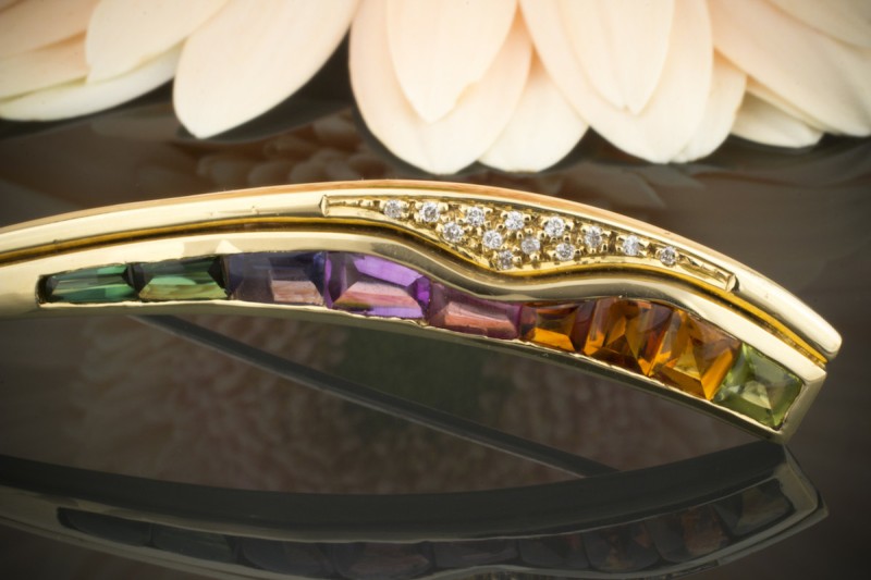 Lange Brosche Nadel mit Farbedelsteinen und Diamanten in 750er Gelbgold 