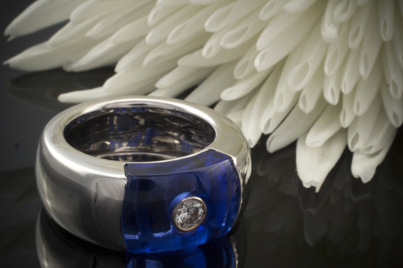 Cadeaux Designer Ring blau mit Solitär Diamant in 750er Weißgold 