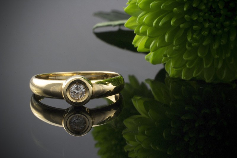 Der klassische Solitär Ring mit 1 Brillant 0,10 CT in 750er Gelbgold 